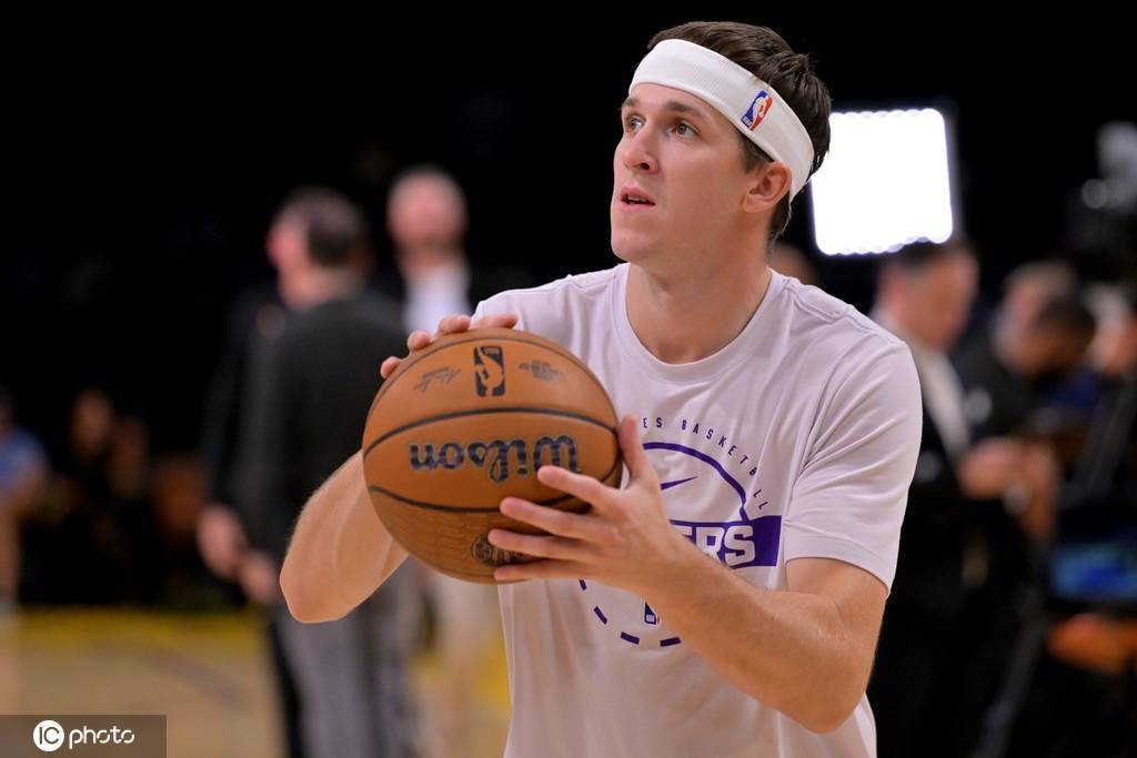 富保罗播客引发湖人内乱 詹姆斯在借他逼走里夫斯？